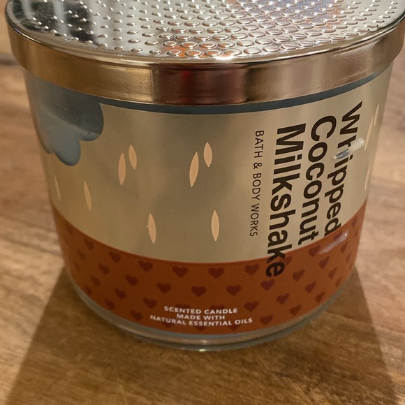 Bath & Body Works whipped coconut milkshake 3 wick candle - Picture 2 of 6